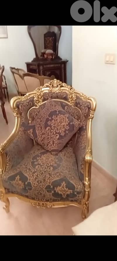 لقطة صالون وسفرة وتريات نحاس