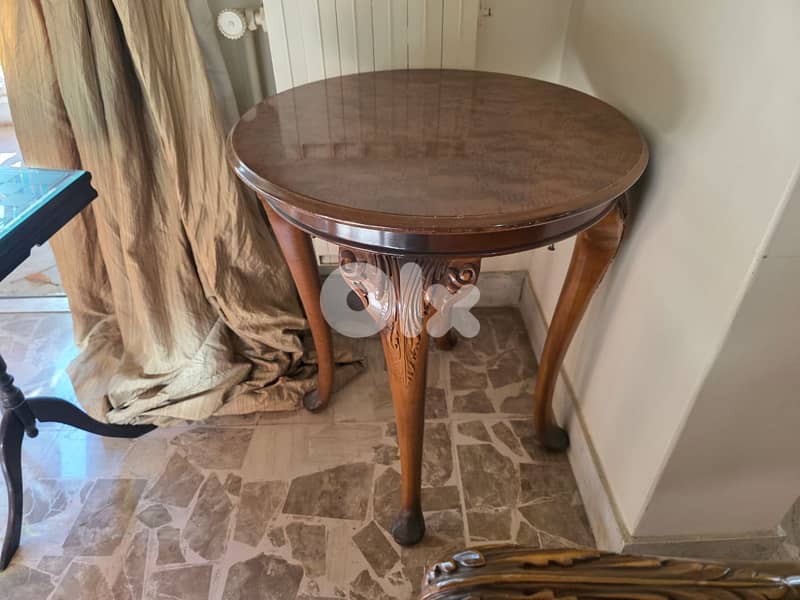 Complete Classic Living Room Set – Sofa, Armchairs, Showcase & Tables 6