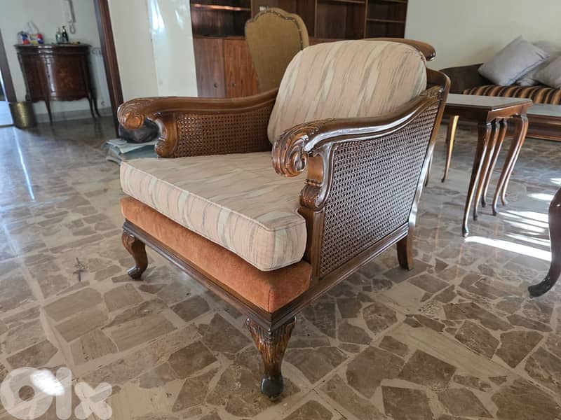 Complete Classic Living Room Set – Sofa, Armchairs, Showcase & Tables 7