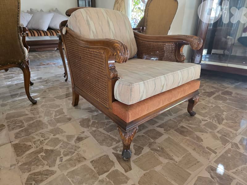 Complete Classic Living Room Set – Sofa, Armchairs, Showcase & Tables 8