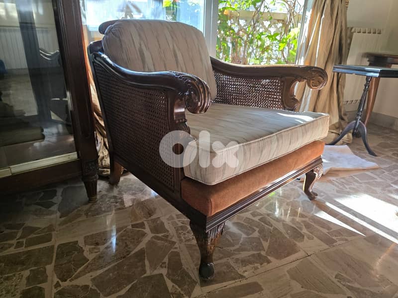 Complete Classic Living Room Set – Sofa, Armchairs, Showcase & Tables 9