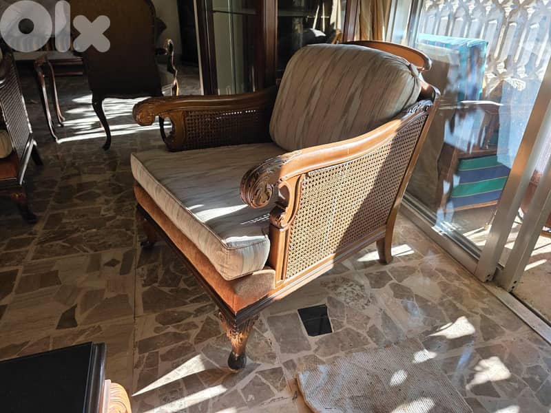 Complete Classic Living Room Set – Sofa, Armchairs, Showcase & Tables 10