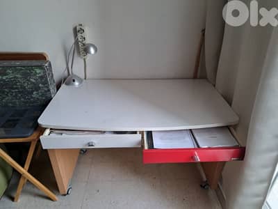 Desk / مكتب