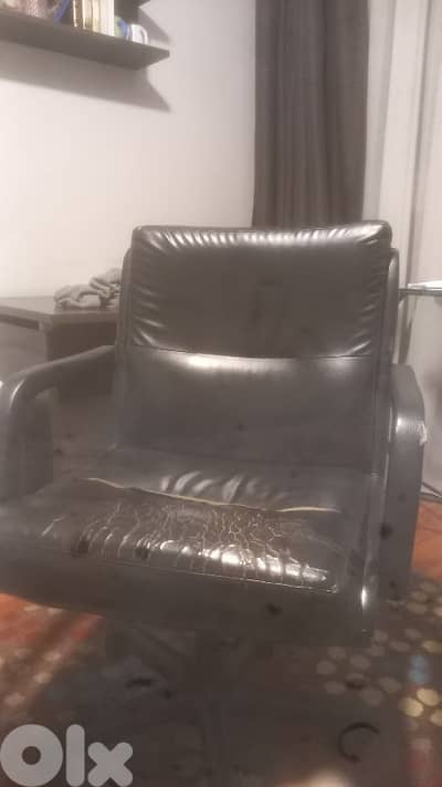 كرسي مكتب كبيره للبيع . بحاجه لوجه جديد