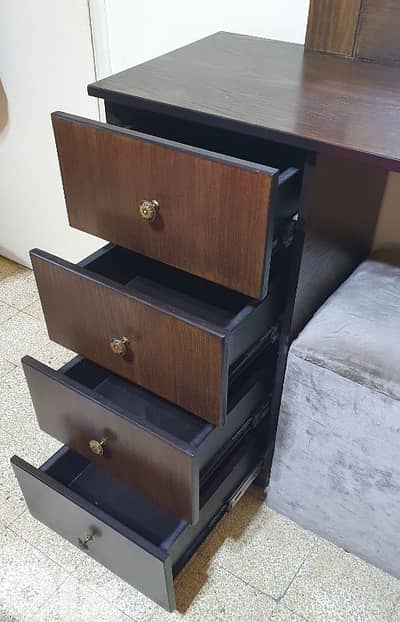 شيفونير عدد ١ طول ١٨٠ عرض١٢٠ غمق ٤٠ و كومودين عدد ٢ شبه جديد كتير نضيف