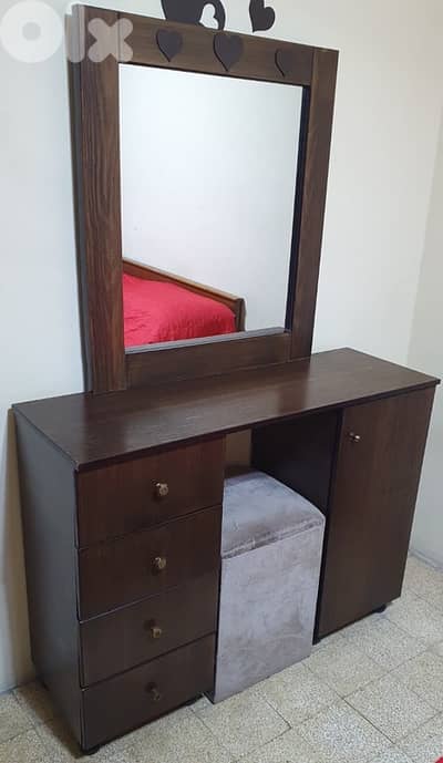 شيفونير عدد ١ طول ١٨ عرض ١٢٠ غمق ٤٠ و كومودين عدد ٢ شبه جديد كتير نضيف
