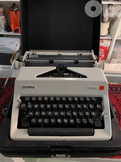 Typewriter Olympia Monica