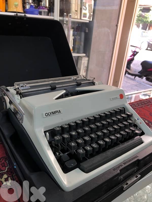 Typewriter Olympia Monica 2
