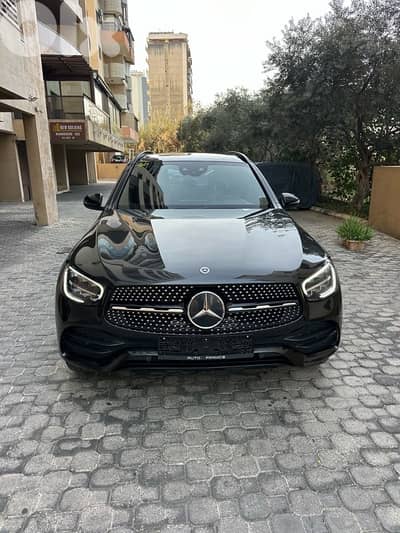 Mercedes GLC 300 AMG-line 4matic NP 2020 dark gray on black & red