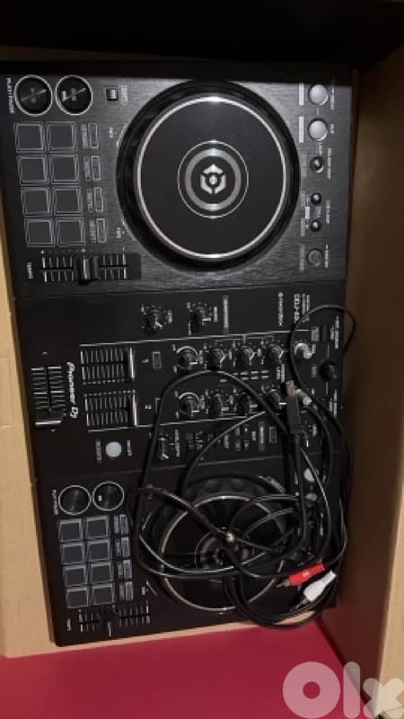 ddj-400 controller with pioneer speakers 1