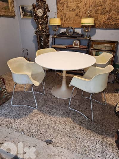 set of 4 grosfillex french chairs and tulip fibre table