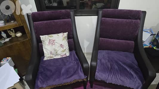 a big corner sofa, and 1 big sofa with to small sofas, with 2 carpets