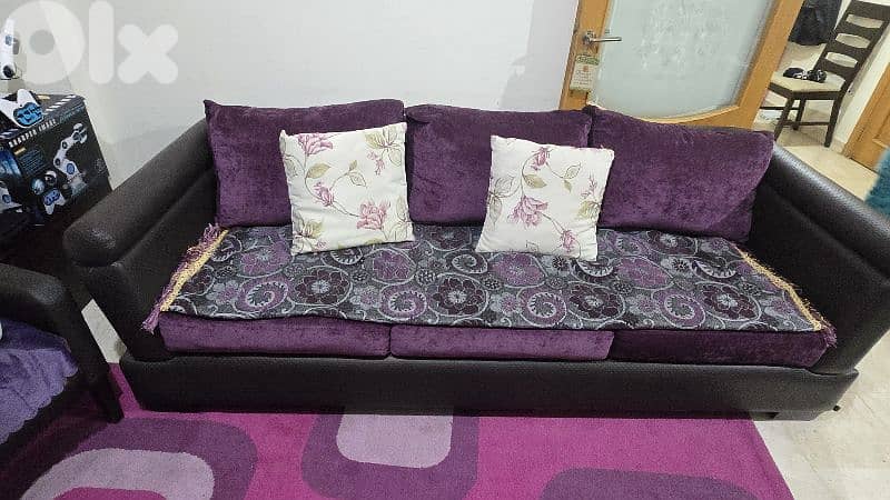 a big corner sofa, and 1 big sofa with to small sofas, with 2 carpets 1
