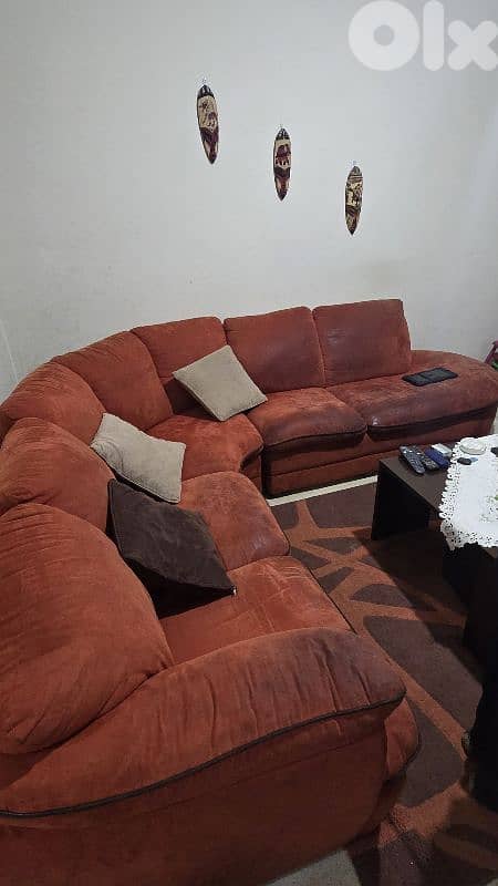 a big corner sofa, and 1 big sofa with to small sofas, with 2 carpets 2