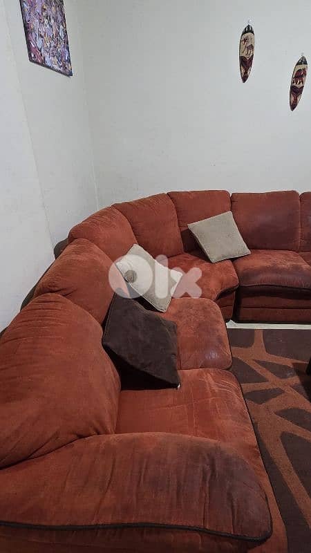 a big corner sofa, and 1 big sofa with to small sofas, with 2 carpets 3