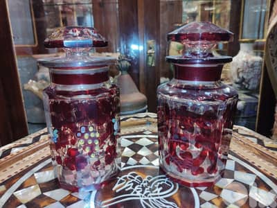 زوج مرطبانات فنتج من زجاج بوهيمي ياقوتي – مع أغطية مزخرفة