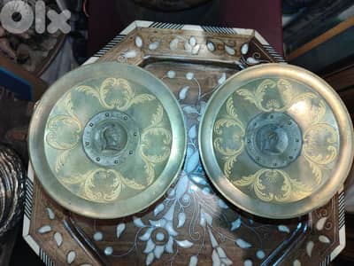 زوج قطع فنتج – نحاس مطعّم بالفضة بنقش مستوحى من مرآة يونانية أثرية