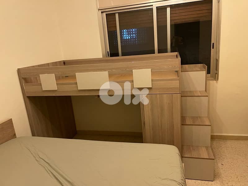 bed with small closet 4