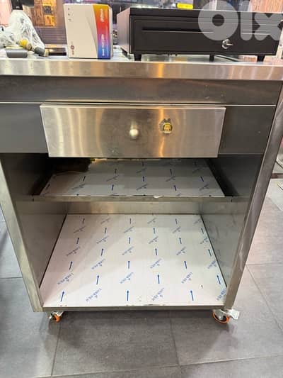 ‏للبيع سعر مغري عدة مطعم