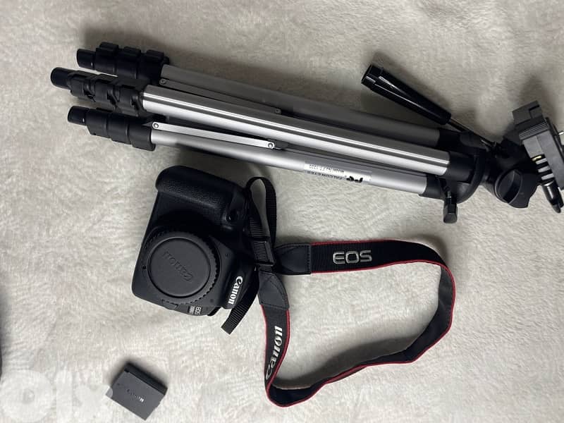 Canon EOS 2000D DSLR Camera – Full Kit – Excellent Condition 2