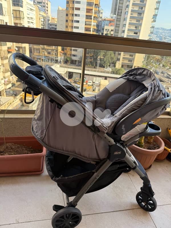 chicco set- stroller and carseat with base 1