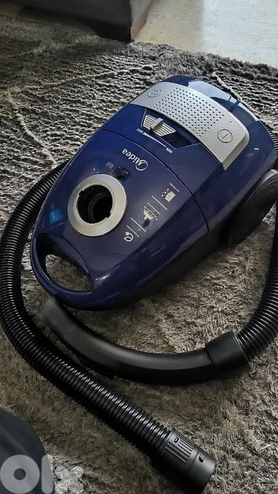 مكنسة بحالة ممتازة بتجنن شفط قوي