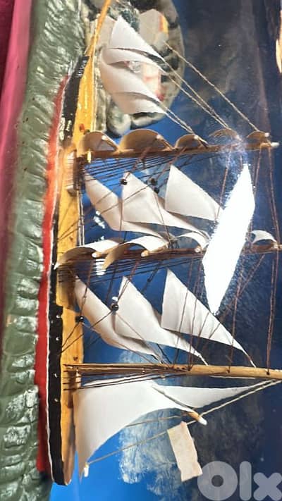 سفينة مميزة داخل قنينة من الزجاج