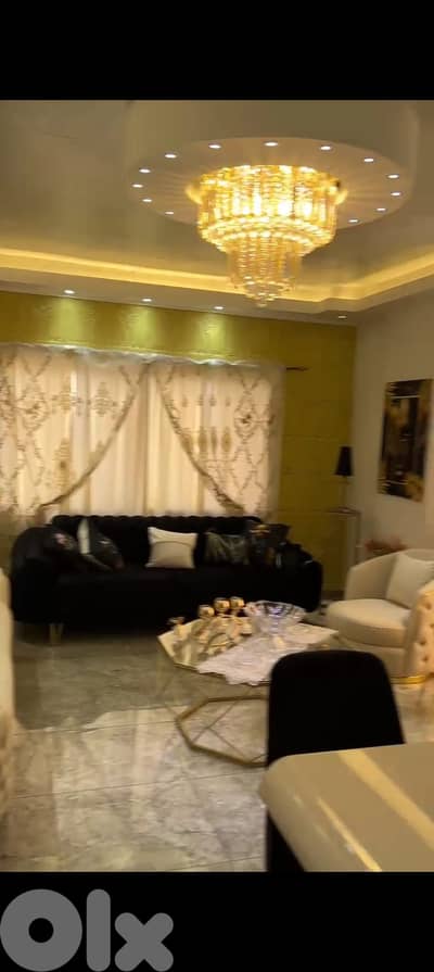 صالون جديد فخم للبيع مع السفرة