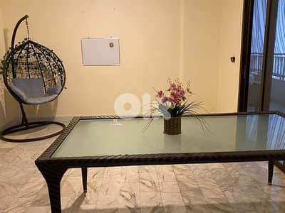 طاولة  الرزين بحالة جداً ممتازة