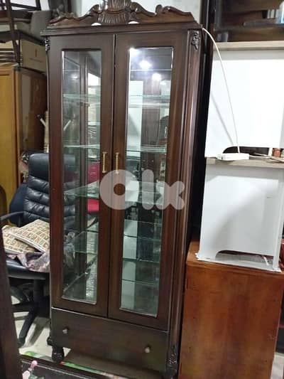 فترين مع إنارة. جيدة