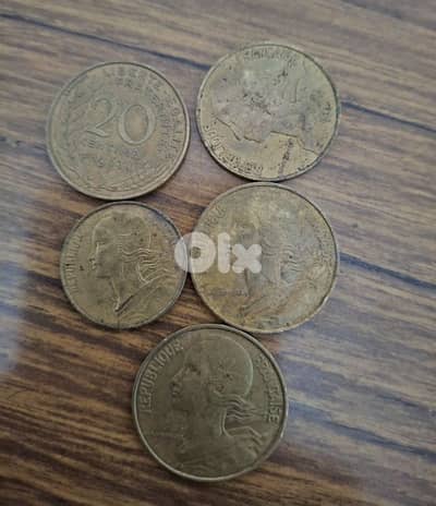 مجموعة من العملات الفرنسية فئة 20 ، مؤرخة بعام 1963.