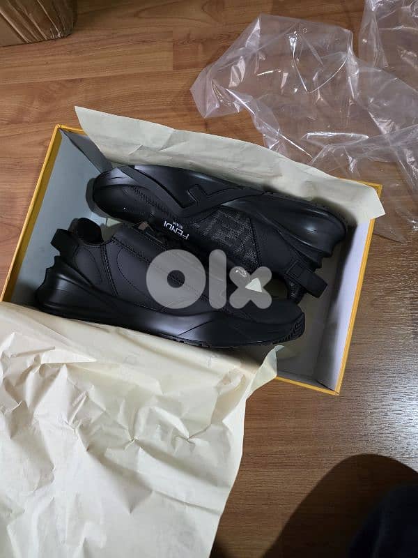 Fendi size 41-42 (brand new) 2