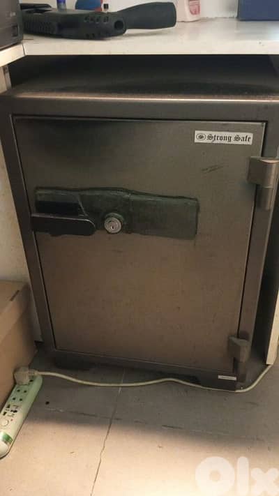 خزنة كبيرة وثقيلة جدا