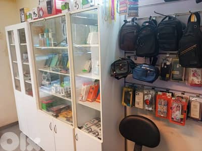 كونتوار للاستقبال وخزائن خشب ورفوف مع اكسسوارات سيلولير