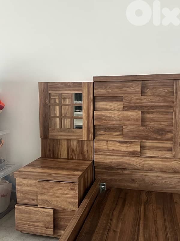 Modern Wooden Bedroom Set - Excellent Condition 1