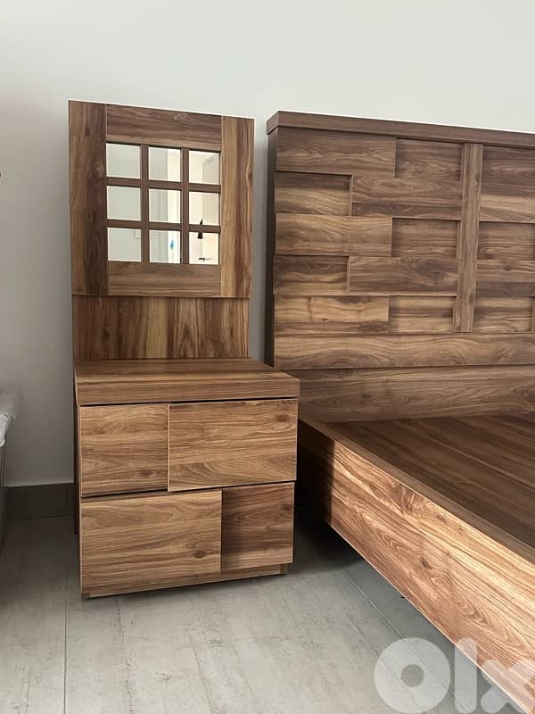 Modern Wooden Bedroom Set - Excellent Condition 3