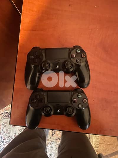 2 original controllers ps4, one working and the other is broken