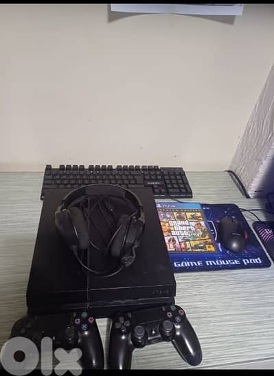 ps4 500gb with 2 controllers and hyper x headphones and keyboard+mouse