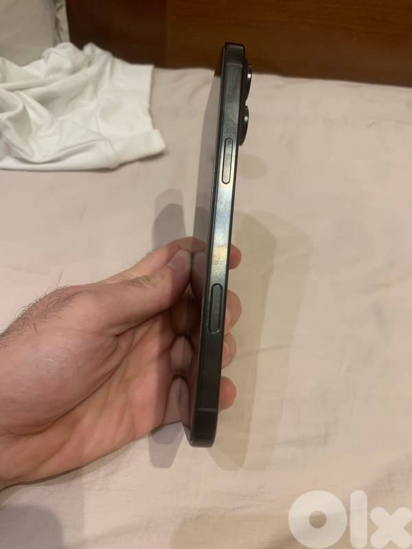 Iphone 16 pro max Mint Condition with 3 Original Covers 5