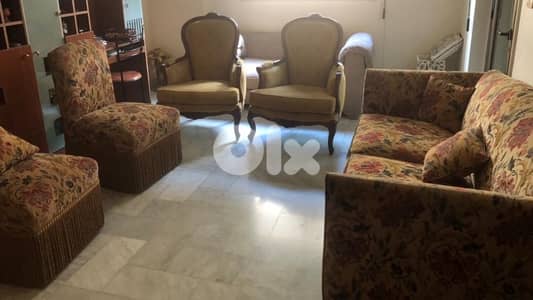 صالون او غرفة جلوس  بحالة ممتازة جدا جدا