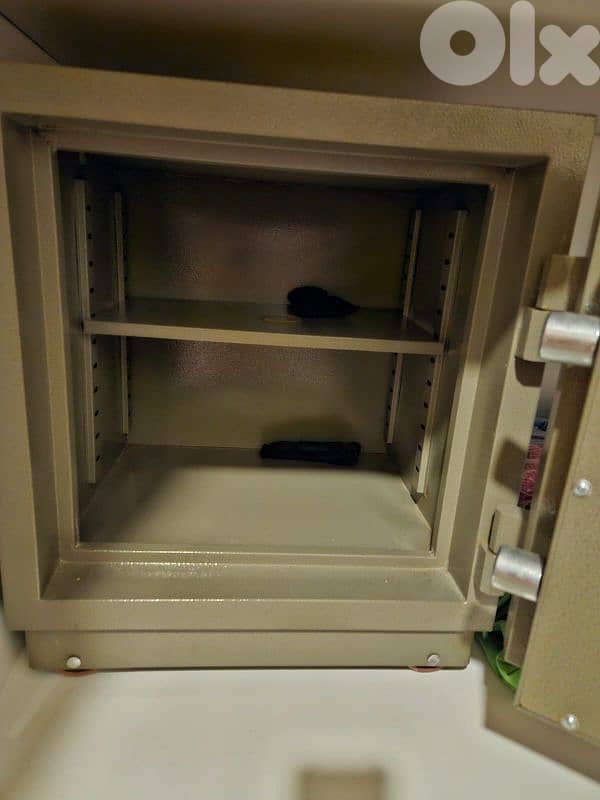 خزنة  Fire proof safe with keys 1