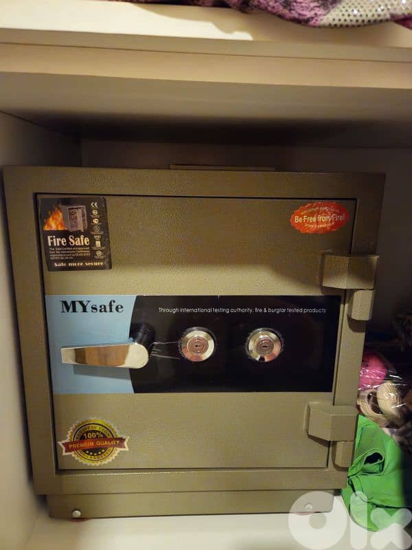 خزنة  Fire proof safe with keys 2