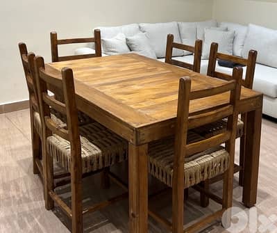 طاولة حشب مع ٦ كراسي للبيع