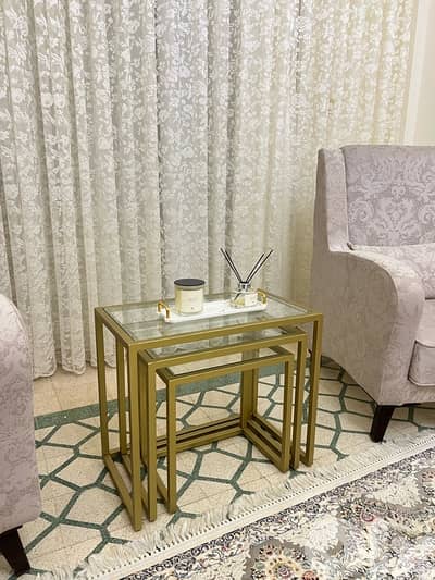 طاولة وسط وطقم طاولات للبيع