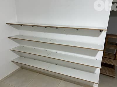 رفوف خشب جداد مع زواية