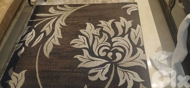 سجادة بني وبيج