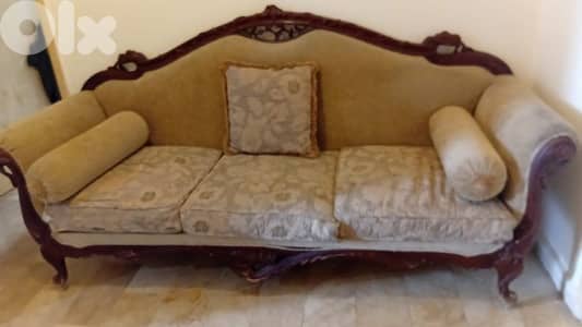 صالون مؤلف من ٤ كنبايات و تلفزيون