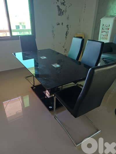 طاولة سفرة مع ٤ كراسي