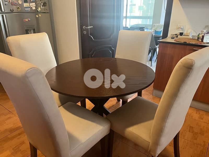 kitchen table with its chairs 1