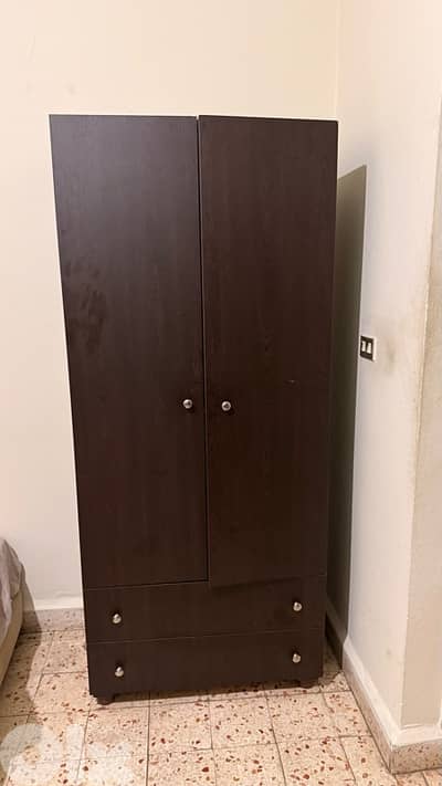 خزانة ملابس عدد ٤ و خزانة أحذية ١